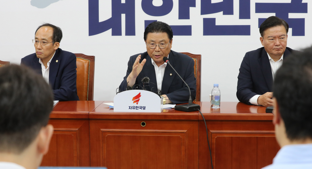 박맹우 자유한국당 사무총장이 17일 오전 국회에서 열린 기자간담회에서 기자들의 질문에 답하고 있다. 이날 박 사무총장은 김순례 최고위원 자격문제, 박순자 의원 징계 심의 등 당내 현안에 대한 입장을 밝혔다. [연합]