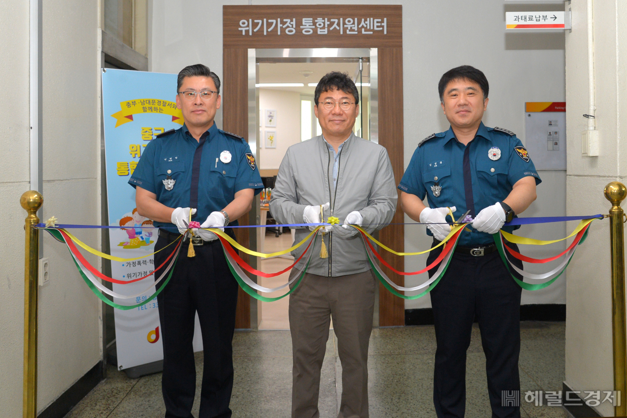 서양호 구청장(가운데) 등 관계기관 인사들이 16일 중구청사 별관 2층에 설치한 ‘위기가정 통합지원센터’ 개소식에서 테이프커팅을 하고 있다. [중구 제공]