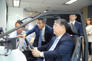 지난 16일 서울 강서구 이노시뮬레이션 본사에서 이스타항공 최종구 대표이사가 자율주행자동차 시뮬레이터를 체험해보고 있다.  [이스타항공 제공]