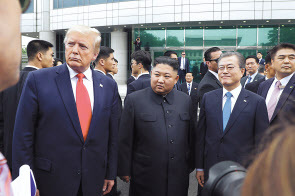 도널드 트럼프 미국 대통령은 16일(현지시간) 북미 비핵화 실무협상 등 북한문제에 대해 시간은 본질적인 것이 아니라면서 속도조절론을 재확인하는 동시에 궁극적으로 좋은 일들이 벌어질 것이라며 낙관론을 펼쳤다.  [헤럴드DB]