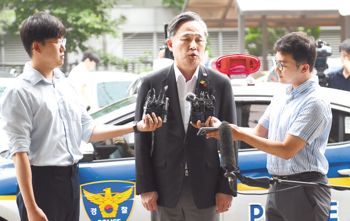 정치권의 ‘패스트트랙(신속처리안건) 고발전’으로 수사 대상이 된 더불어민주당 표창원 의원이 조사를 받기 위해 17일 오전 서울 영등포경찰서에 출석하며 취재진 질문에 답하고 있다. [연합]