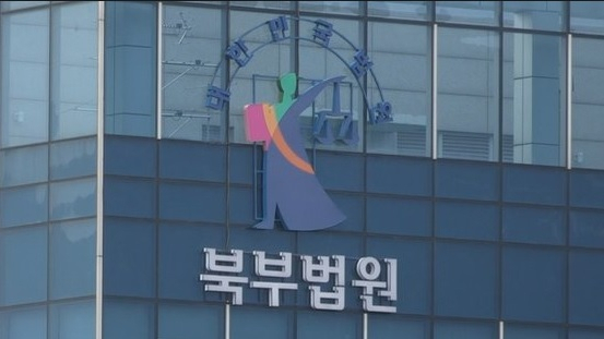 상사인 여성 경찰관이 남자 부하직원을 성추행하고 허위 사실을 유포한 혐의로 재판에 넘겨져 1심에서 실형 선고를 받고 법정 구속됐다. [연합]
