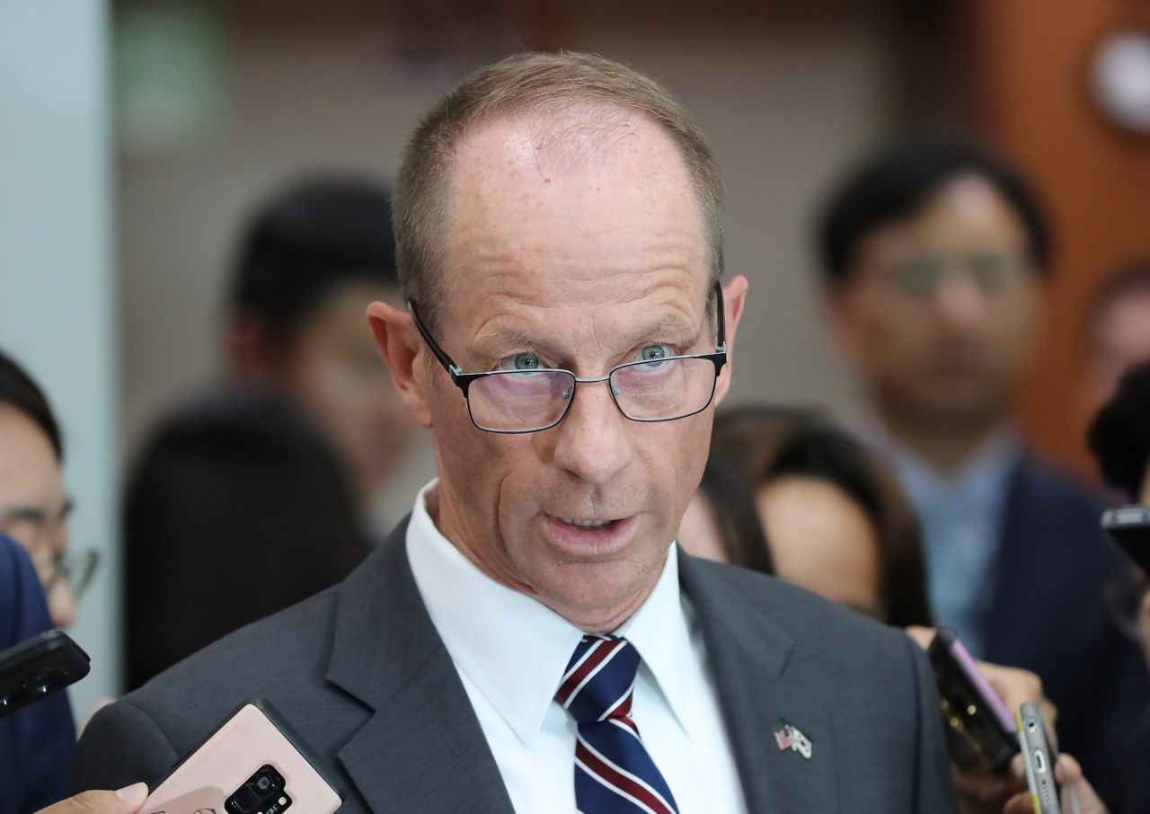 데이비드 스틸웰 신임 미국 국무부 동아시아·태평양 담당 차관보가 17일 오후 서울 종로구 외교부 청사에서 강경화 장관을 예방한 뒤 발언하고 있다. [연합]
