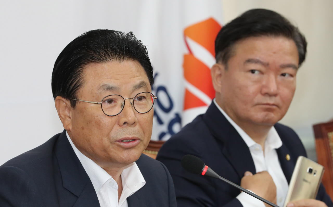 자유한국당 박맹우 사무총장이 17일 오전 국회에서 열린 기자간담회에서 기자들의 질문에 답하고 있다. 이날 박 사무총장은 김순례 최고위원 자격문제, 박순자 의원 징계 심의 등 당내 현안에 대한 입장을 밝혔다. 연합뉴스