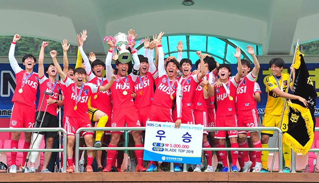 17일 강원도 태백에서 열린 2019 KBS N 제15회 1,2학년 대학축구연맹전에서 우승한 호남대 축구부 선수들이 환호성을 지르고 있다. [사진=호남대]