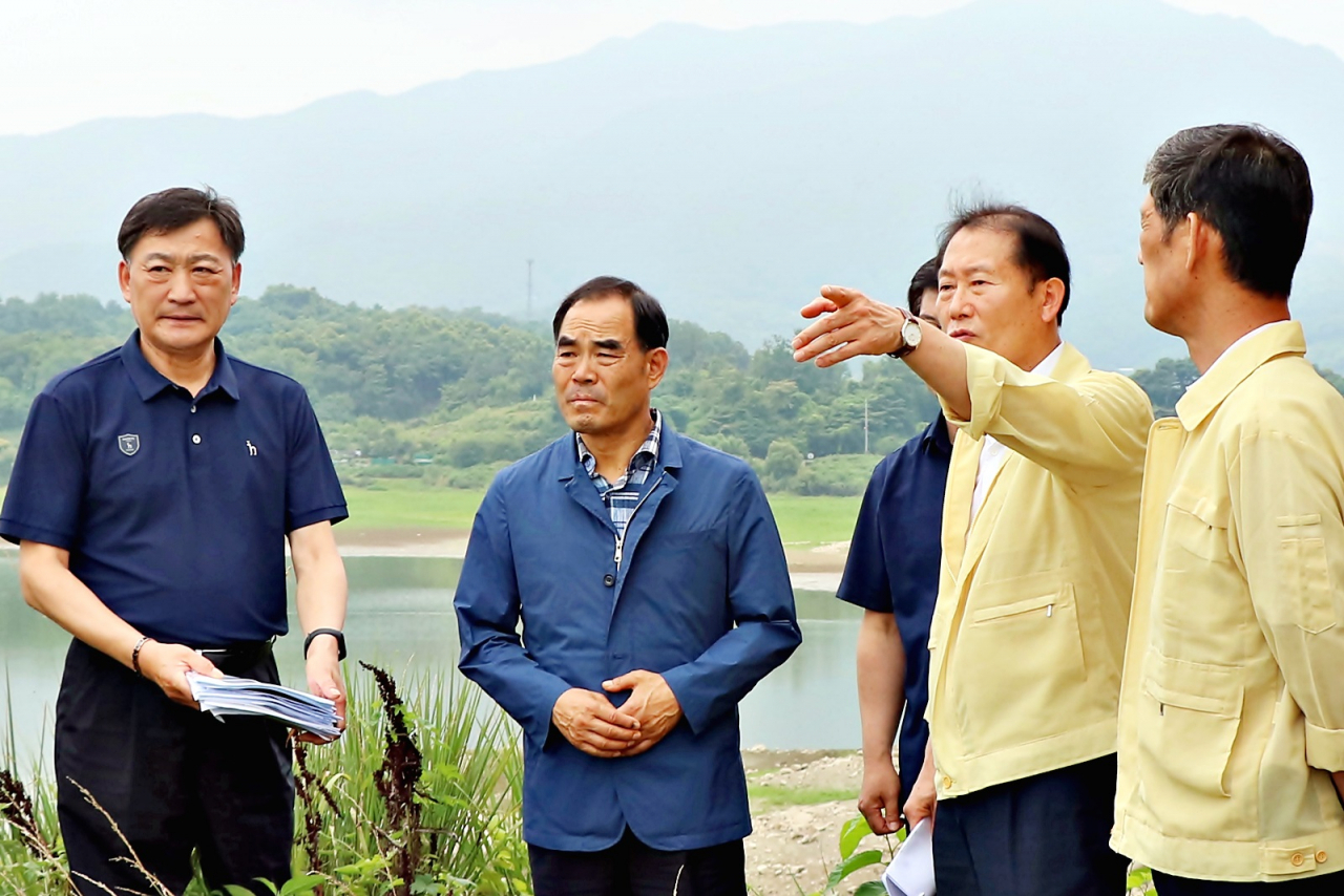 김인식 농어촌공사 사장(왼쪽에서 두번째)이 홍성 장곡저수지를 찾아 저수율을 점검하고 있다. [한국농어촌공사 제공]