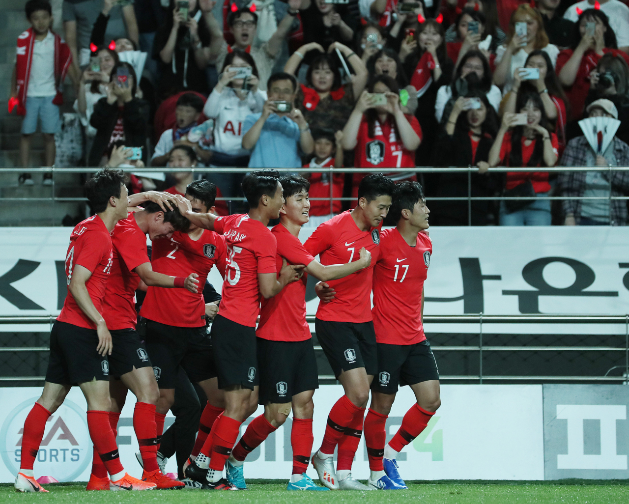 지난달 11일 오후 서울월드컵경기장에서 열린 축구대표팀 한국과 이란의 평가전. 후반전 한국의 황의조가 선제골을 넣은 뒤 선수들이 기뻐하고 있다. 연합뉴스
