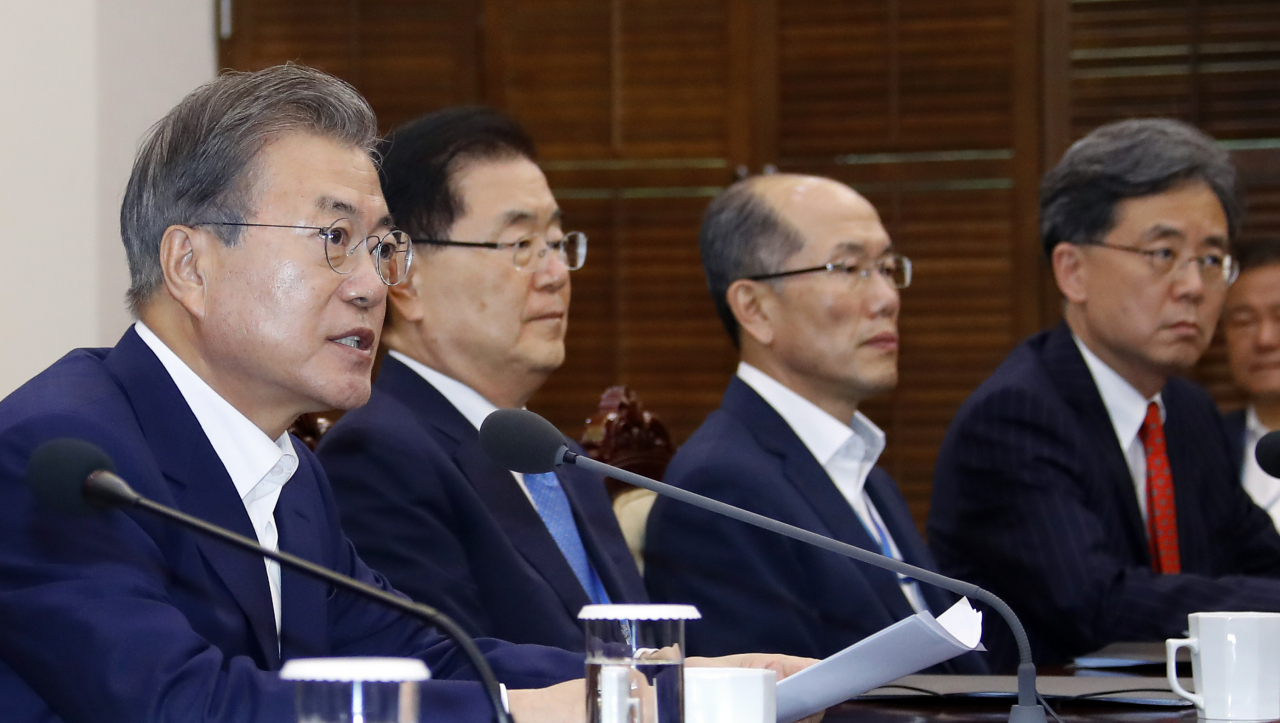 문재인 대통령이 15일 오후 청와대에서 열린 수석보좌관 회의에서 일본의 대(對) 한국 수출규제와 관련한 발언을 하고 있다. 왼쪽부터 문 대통령, 정의용 국가안보실장, 김유근 국가안보실 1차장, 김현종 2차장. 연합뉴스