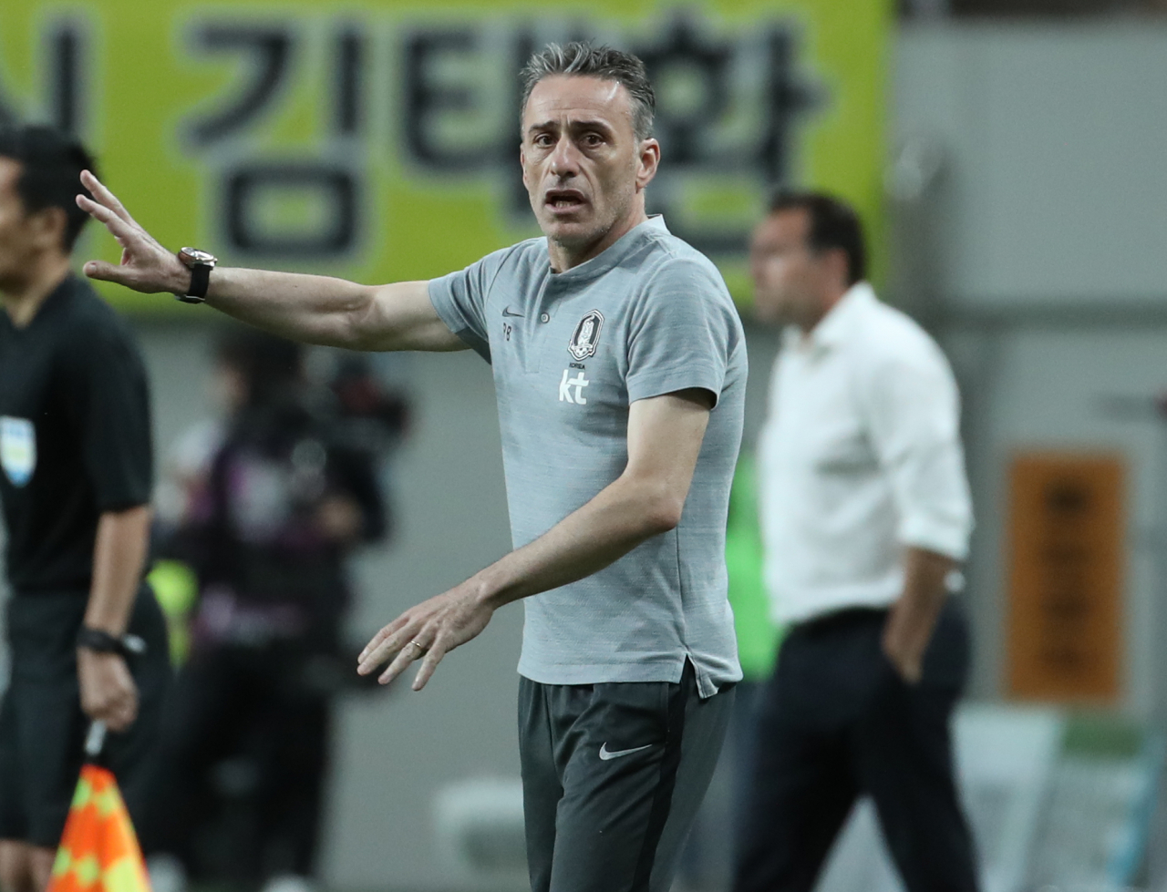 지난달 11일 오후 서울월드컵경기장에서 열린 축구대표팀 한국과 이란의 평가전. 벤투 감독이 선수들에게 지시를 하고 있다. 연합뉴스