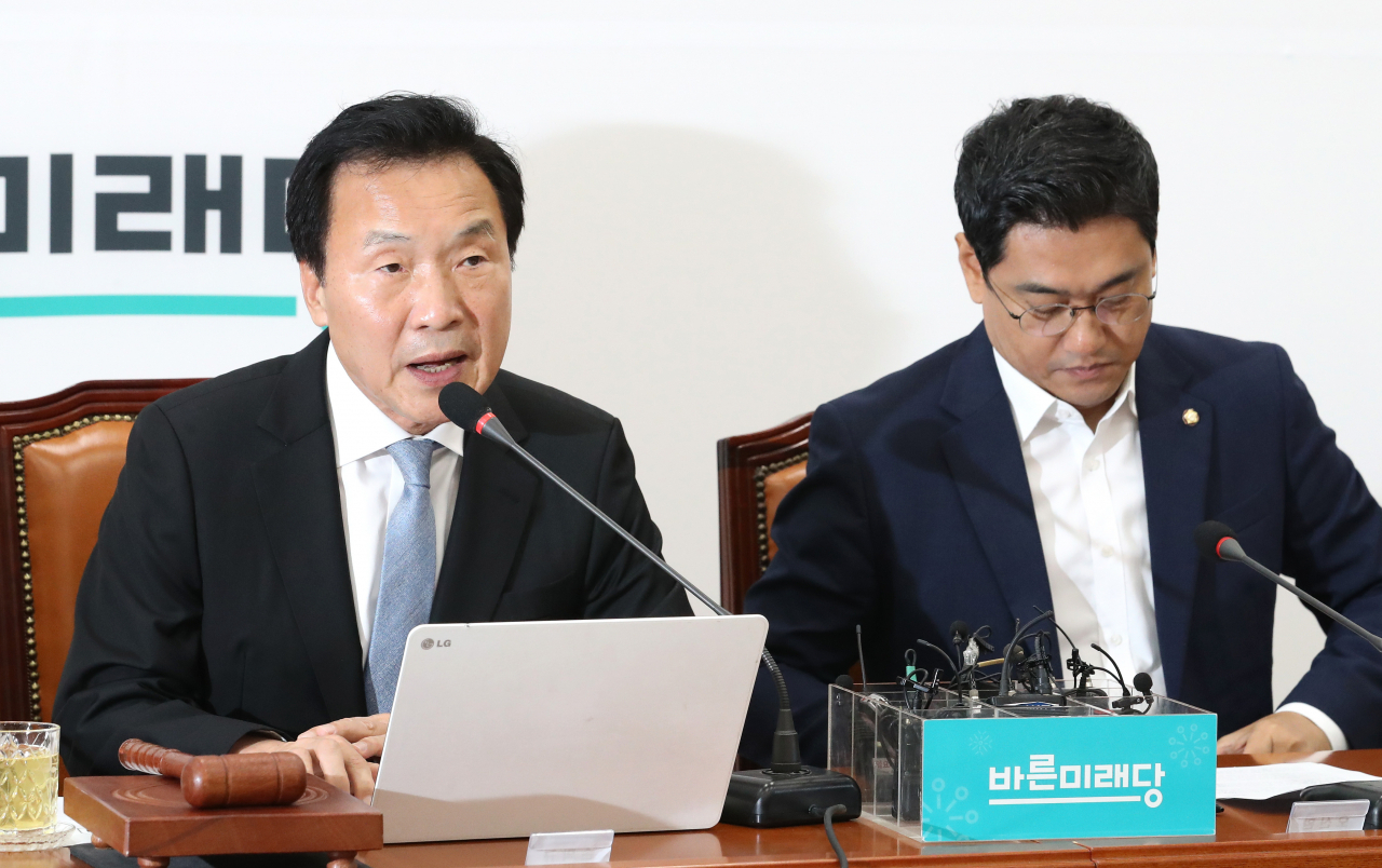 바른미래당 손학규 대표(왼쪽)가 17일 오전 국회에서 열린 최고위원회의에서 발언하고 있다. 오른쪽은 오신환 원내대표. 연합뉴스