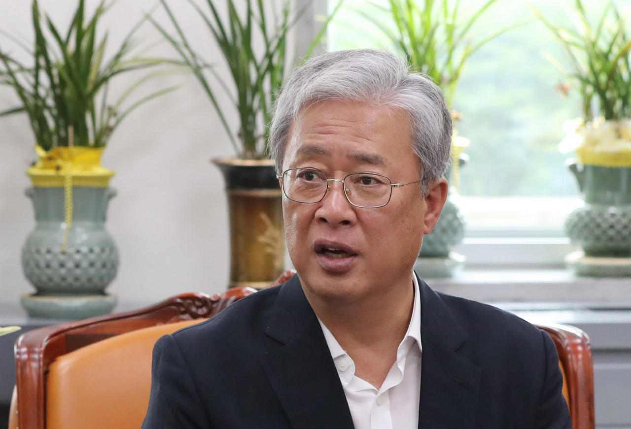 민주평화당 유성엽 원내대표가 17일 오전 국회 원내대표실에서 제3지대 정당 창당 준비 모임인 '변화와 희망의 대안정치연대' 출범에 대한 기자회견을 하고 있다. 연합뉴스