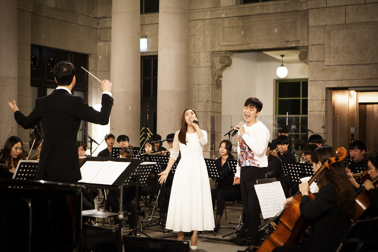 가수 바다와 조성모, 윤봉길 윈드 오케스트라가 작곡가 김형석의 ‘원 드림 원 아시아(One Dream One Asia)’를 열창하고 있다. [SK텔레콤 제공]