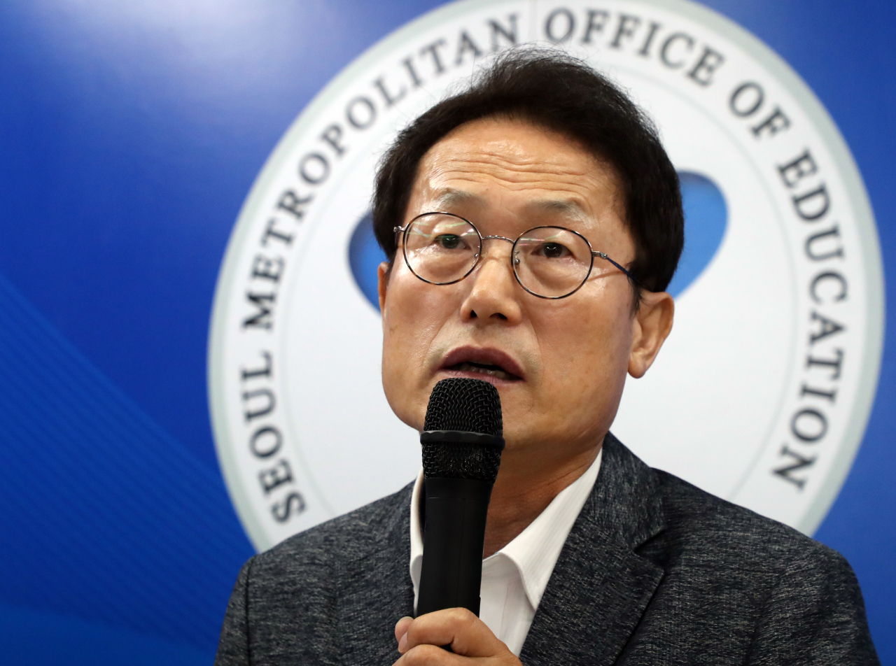 조희연 서울시교육감이 ‘자사고·외고 폐지 공론화’ 제안해 교육계가 술렁이고 있다. 사진은 조 교육감이 17일 기자간담회에서 자사고와 외고 등 특목고의 폐지 여부를 결정할 국민적 공론화를 시작하자고 제안하고 있는 모습. [연합]