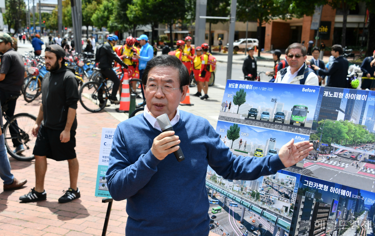 박원순 시장이 보고타 비레이 공원 인근 ‘시클로비아(Ciclovia)’ 현장에서 차량과 분리된 ‘서울형 자전거 하이웨이(CRT, Cycle Rapid Transportation)’ 구축 구상을 발표하고 있다.