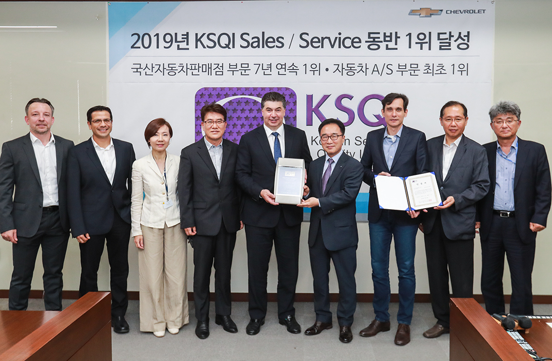쉐보레가 ‘2019 한국산업 서비스 품질지수(KsQI)’ 조사에서 국산차 판매점 부문 7년 연속 1위를 달성했다. 한국지엠 카허 카젬(Kaher Kazem·가운데) 사장, 한국능률협회컨설팅 한수희 부사장, 한국지엠 영업&bull;서비스&bull;마케팅 부문 시저 톨레도(Cesar Toledo) 부사장 등이 기념촬영을 하고 있다. [쉐보레 제공]
