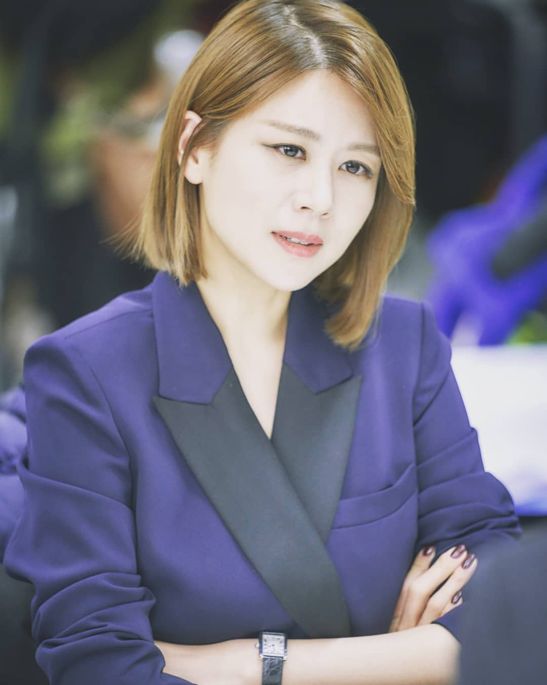 손정은 MBC 아나운서가 지난 17일 인스타그램을 통해 지난 16일 ‘직장내 괴롭힘 금지법’ 관련 ‘1호 진정’을 낸 ‘MBC 계약직 아나운서’들을 사실상 비난했다. 손 아나운서가 지난 5월 종영된 MBC 드라마 ‘더 뱅커’에 출연했을 당시의 모습. [손정은 아나운서 인스타그램 캡처]