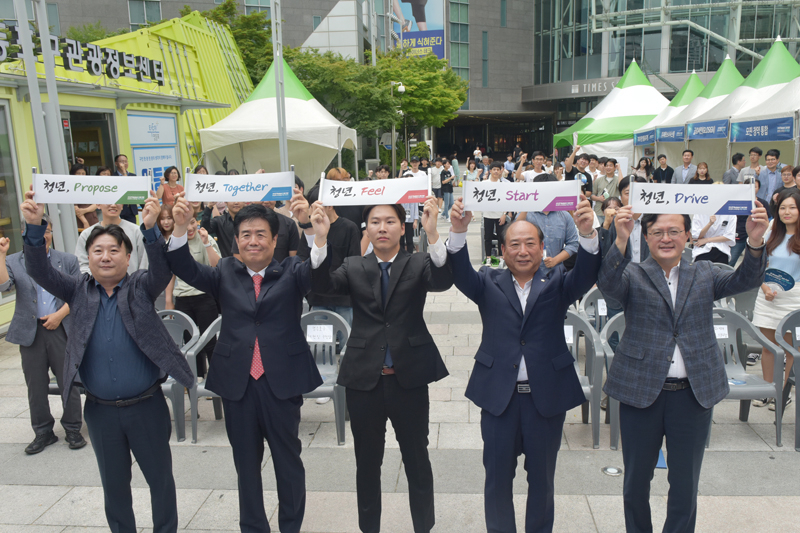 지난달 29일 서울 영등포구 타임스퀘어에서 진행된 IT·벤처 스타트업 취업박람회에서 (왼쪽부터)정현곤 청년과미래 이사장, 정지석 코스콤 사장, 김종서 청년과미래 기획총장, 윤준용 영등포구의회의장, 채현일 영등포구청장이 참석해 행사 성공을 기원하고 있다. [코스콤 제공]