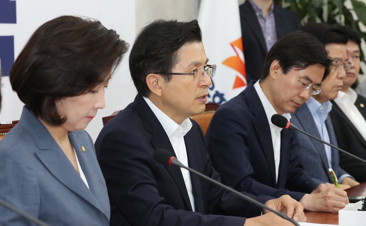 황교안 자유한국당 대표가 18일 오전 국회에서 열린 최고위원회에서 발언하고 있다. [연합]