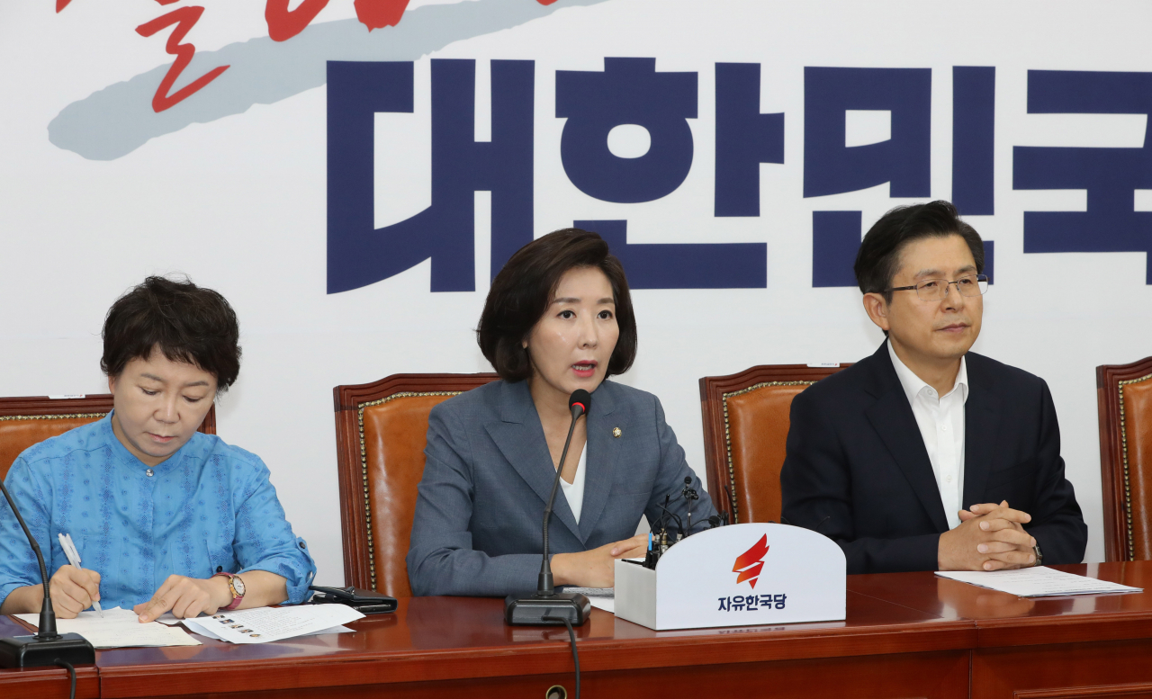 자유한국당 최고위원들이 18일 오전 국회에서 열린 최고위원회에서 발언하고 있다. [연합]