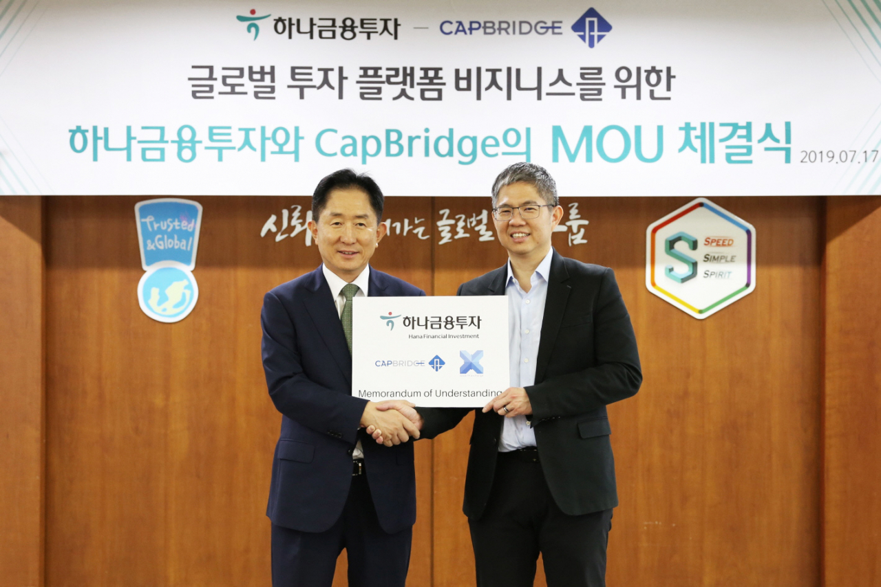 이진국 하나금융투자 사장(왼쪽)과 존슨 첸 캡브릿지 대표이사(오른쪽)이 기념 촬영을 하고 있다.