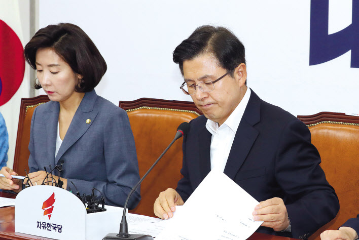 자유한국당 황교안 대표가 18일 오전 국회에서 열린 최고위원회에서 회의 자료를 보고 있다.  [연합]