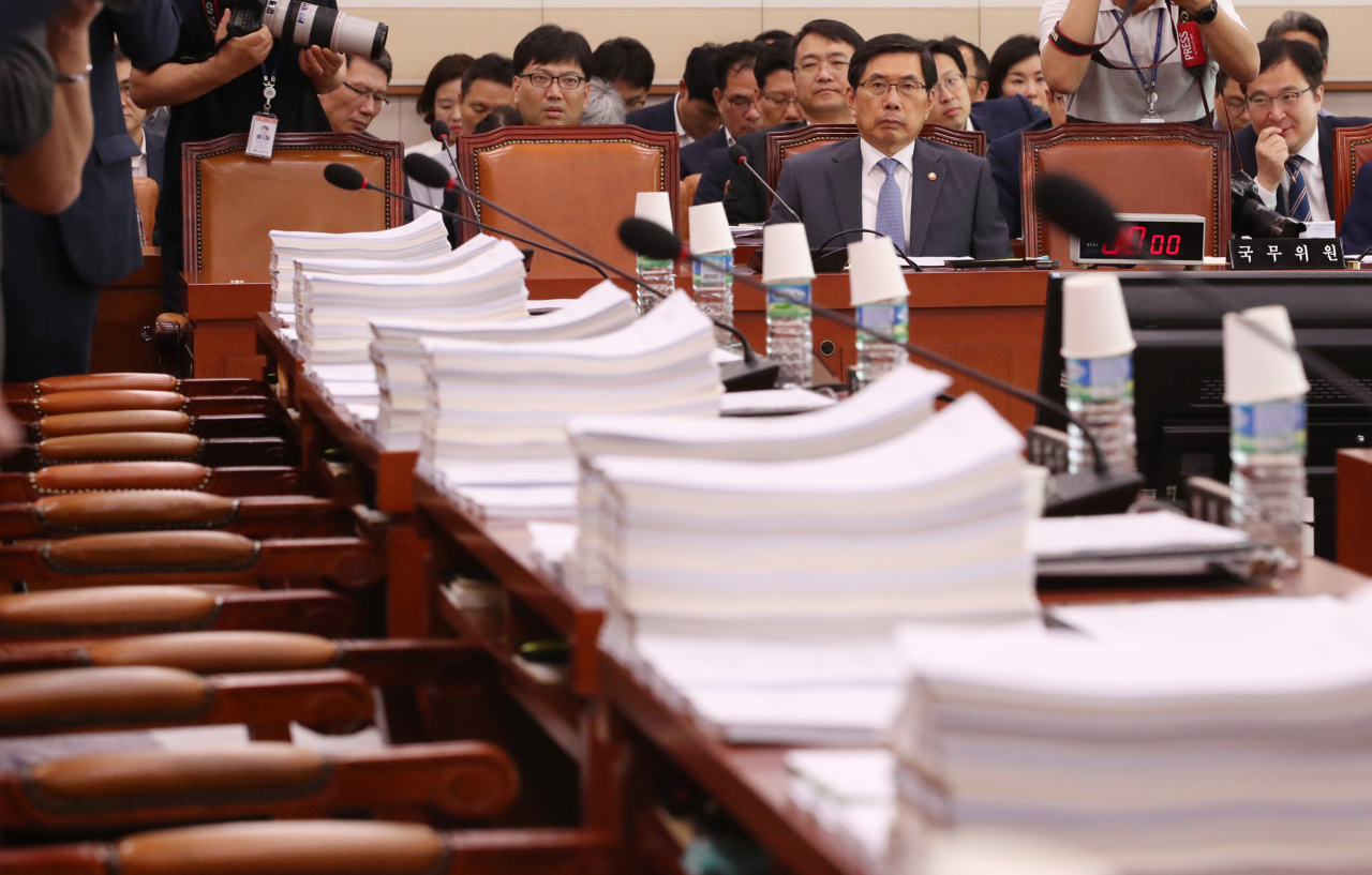 17일 오후 국회에서 열릴 예정이었던 법제사법위원회 전체회의가 자유한국당과 바른미래당 의원들의 불참으로 파행이 되면서 대표적인 생산적복지 법안인 첨단바이오법 등이 통과되지 못했다. [연합]