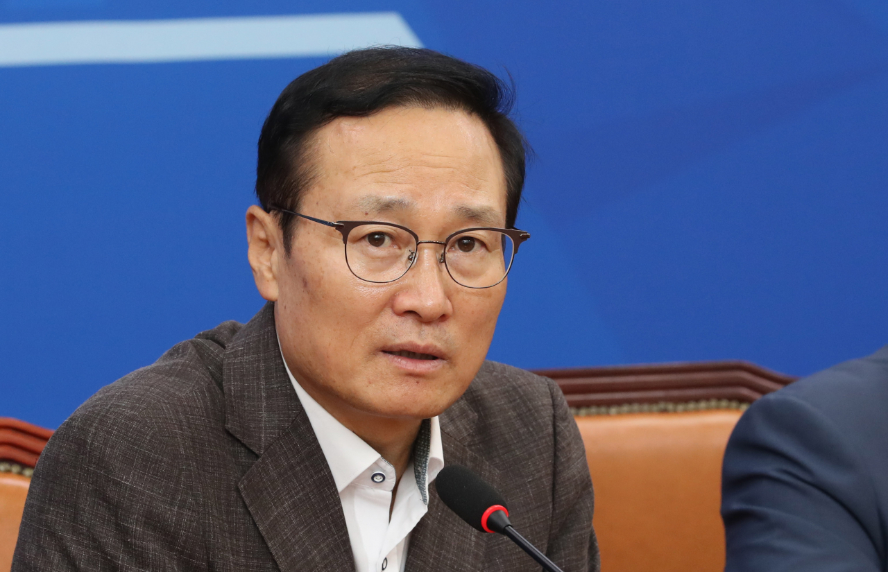 국회 정개특위 위원장에 내정된 더불어민주당 홍영표 전 원내대표가 18일 오전 국회 원내대표회의실에서 열린 기자간담회에서 발언하고 있다. 연합뉴스