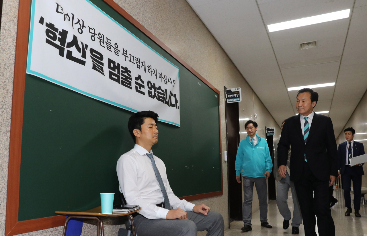 손학규 바른미래당 대표가 15일 오전 최고위원회의에 참석하기 위해 국회 당회의실로 들어가며 당 혁신 요구 단식농성을 하고 있는 권성주 혁신위원을 바라보고 있다. [연합]