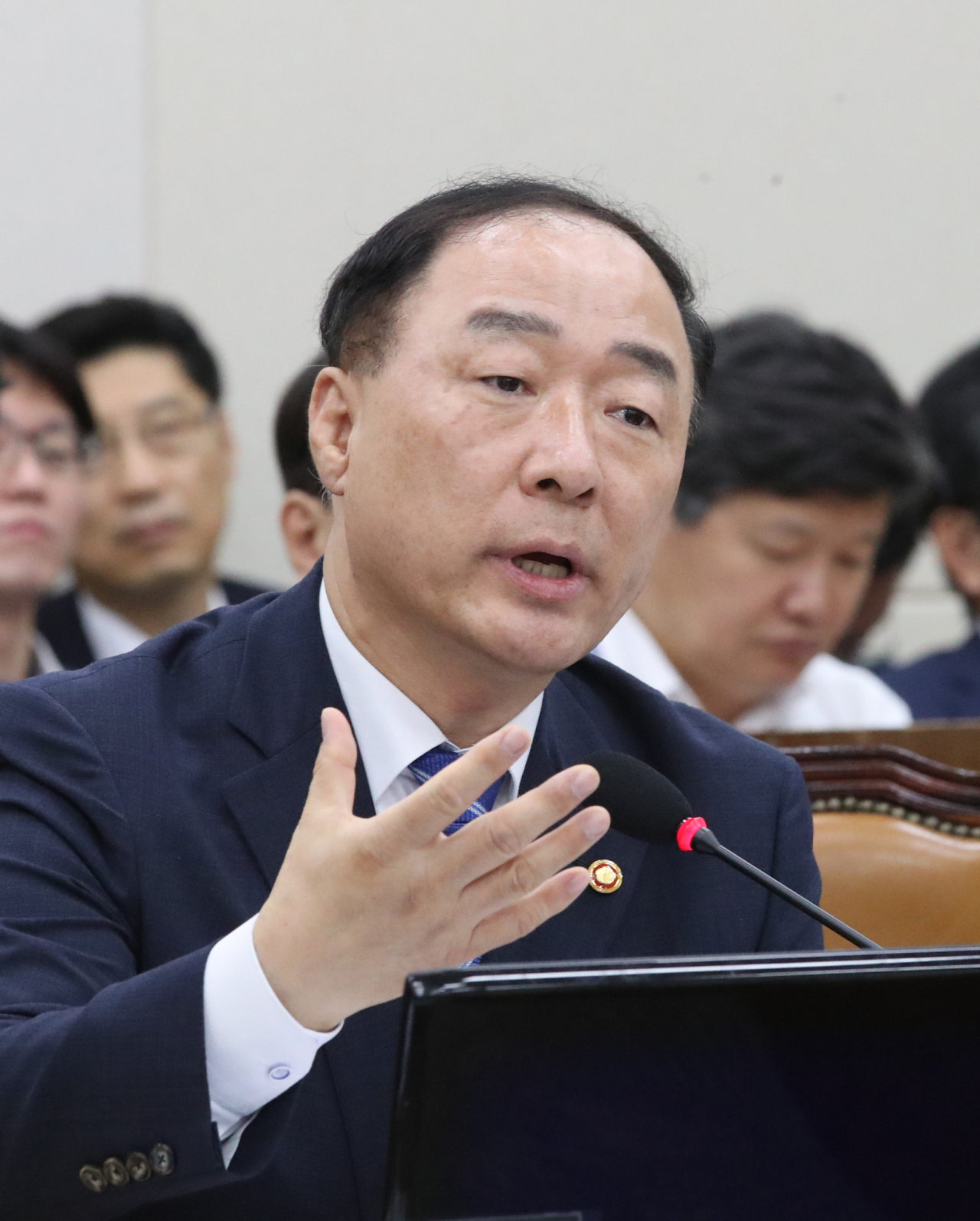 18일 국회에서 열린 기획재정위원회 전체회의에서 홍남기 경제부총리 겸 기획재정부 장관이 의원들의 질의에 답변하고 있다. [연합]