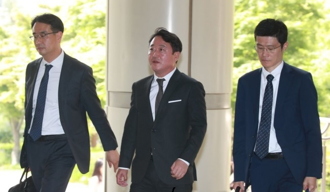 이웅열 전 코오롱그룹 회장이 지난 5월 서울 서초구 서울중앙지법에서 열린 1차 공판에 출석하고 있다. [연합]