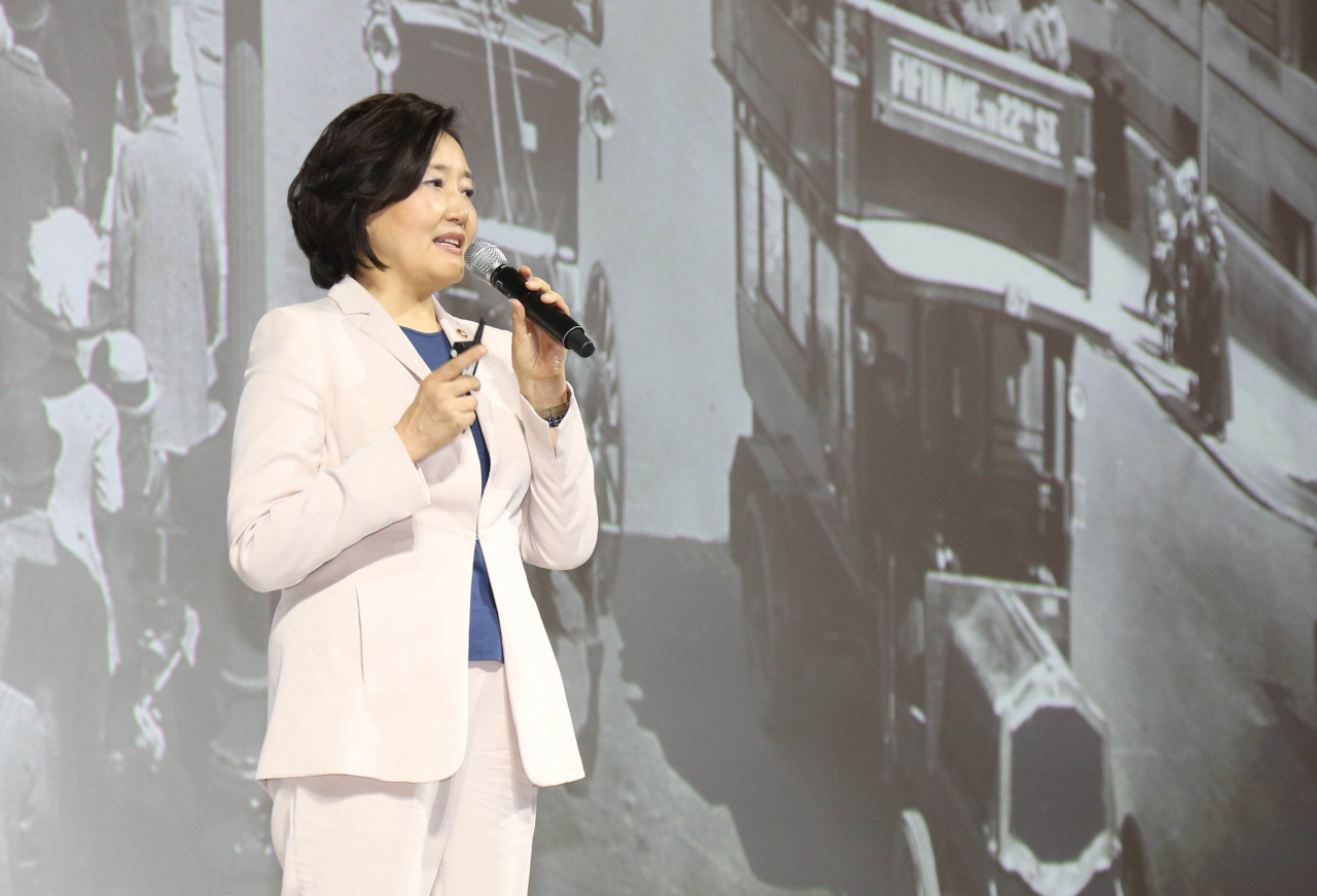박영선 중소벤처기업부 장관이 18일 제주 신라호텔에서 열린 '제44회 대한상의 제주포럼'에서 '축적의 시간과 중소벤처기업 중심 경제구조'라는 주제로 강연하고 있다. [대한상공회의소 제공]