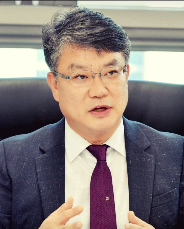‘스틱형 양파 농축분말제품’을 출시한 김종수 경북도 농축산유통국장.[경북도 제공]