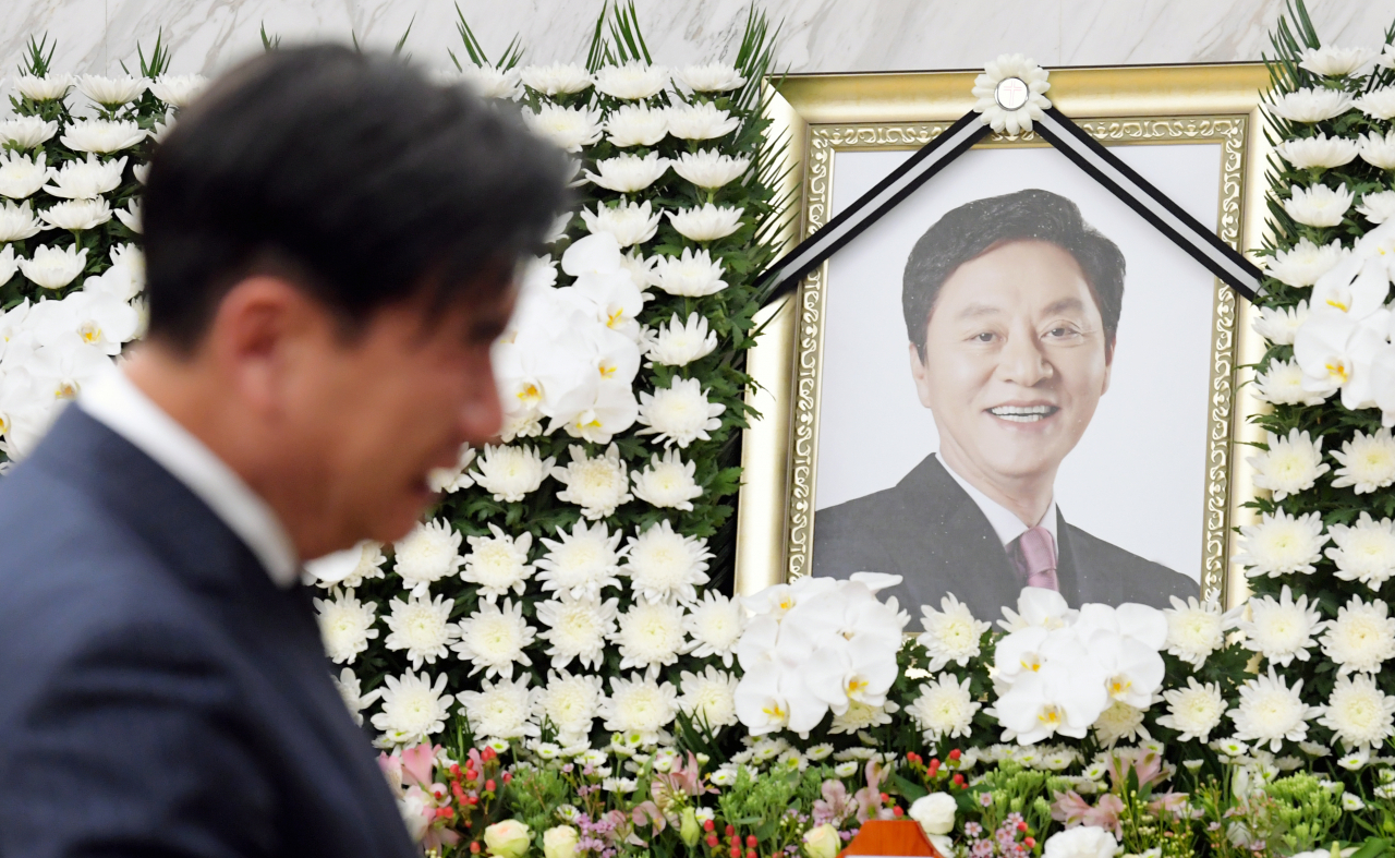 17일 오후 서울 서대문구 신촌 세브란스병원 장례식장에 마련된 고 정두언 전 의원 빈소를 찾은 조문객이 조문하고 있다. [연합]
