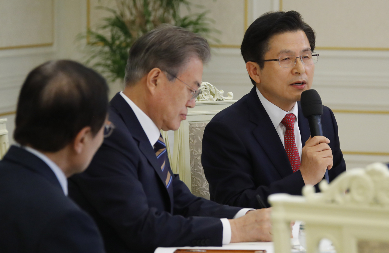 문재인 대통령이 18일 오후 청와대에서 열린 '정당대표 초청 대화'에서 황교안 자유한국당 대표의 발언을 듣고 있다. [연합]