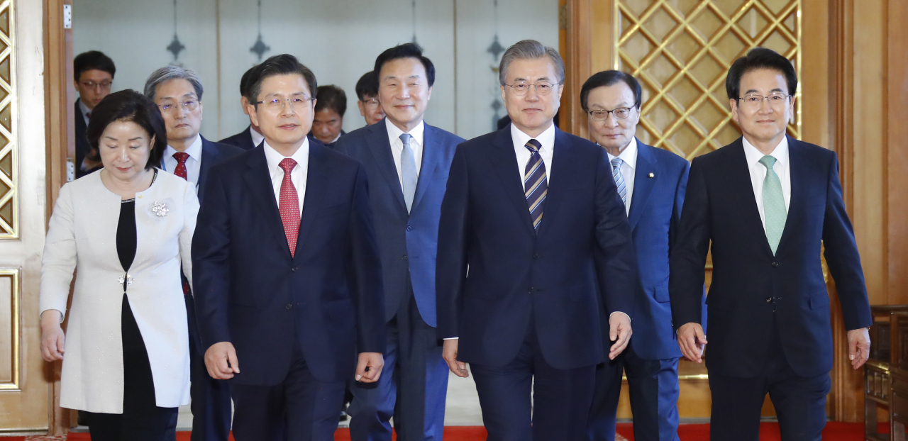 문재인 대통령이 18일 오후 청와대에서 열린 '정당대표 초청 대화'에 여야 5당 대표 및 청와대 보좌진들과 입장하고 있다. 왼쪽부터 심상정 정의당 대표, 노영민 비서실장, 황교안 자유한국당 대표, 손학규 바른미래당 대표, 문 대통령, 이해찬 더불어민주당 대표, 정동영 민주평화당 대표. [연합]