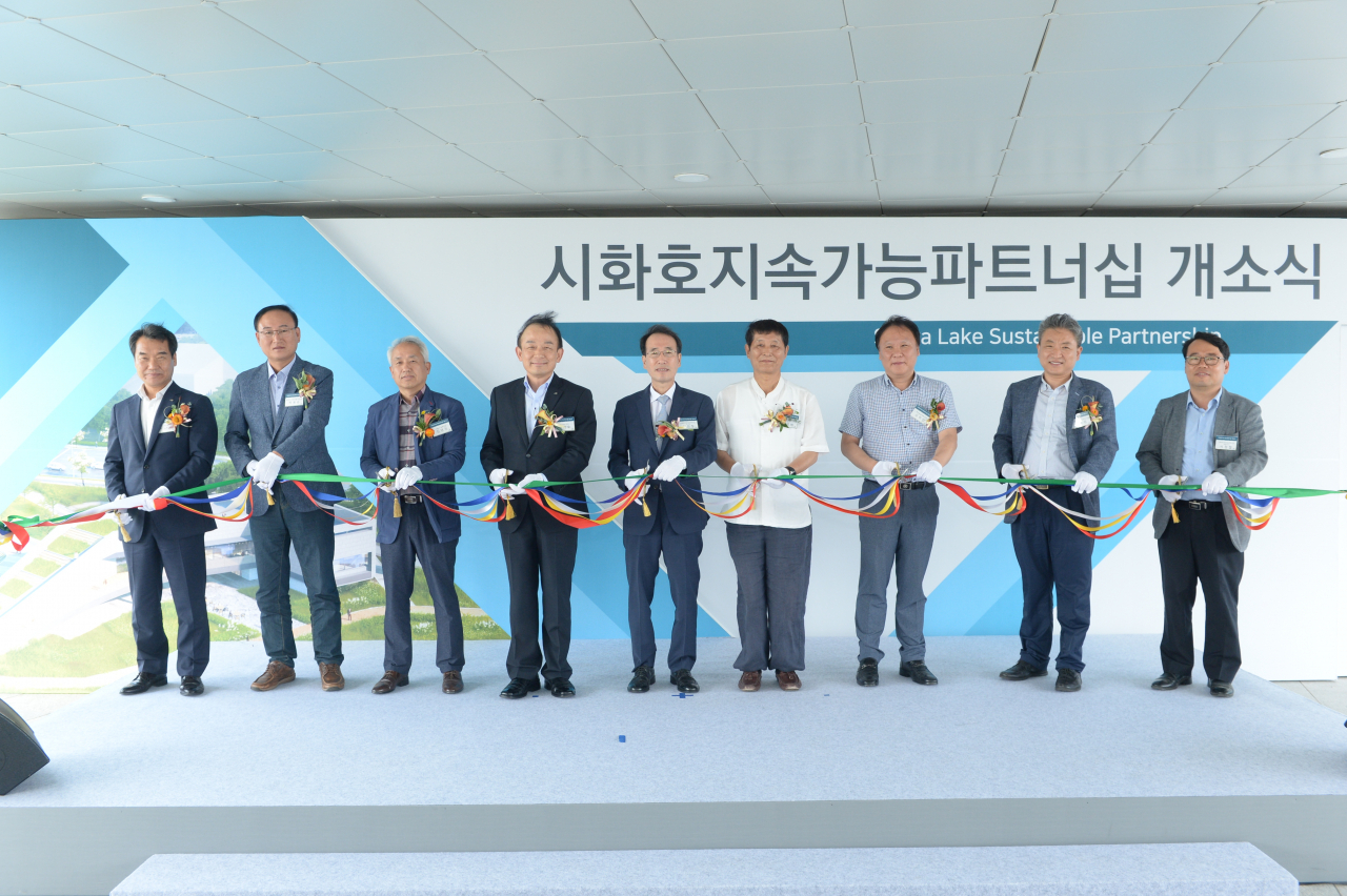 시화호지속가능파트너십 개소식, 왼쪽에서 4번째가 이학수 수자원공사 사장 [수자원공사 제공]