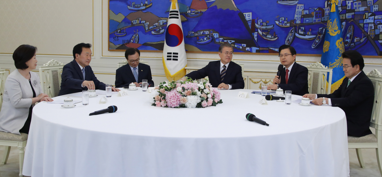 문재인 대통령이 지난 7월 18일 청와대에서 여야 5당 대표들을 만나고 있다. 왼쪽부터 정의당 심상정 대표, 바른미래당 손학규 대표, 더불어민주당 이해찬 대표, 문 대통령, 자유한국당 황교안 대표, 민주평화당 정동영 대표. [연합]
