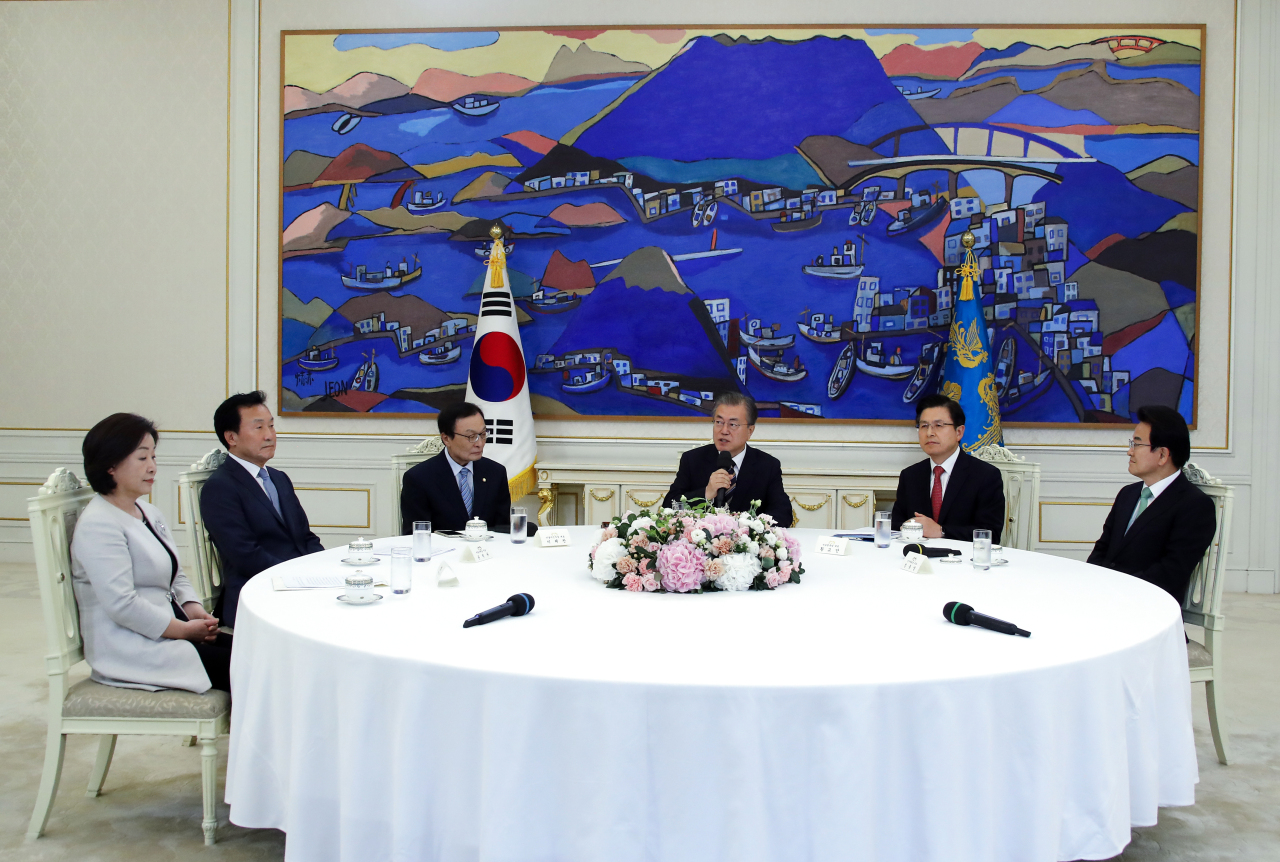 President Moon Jae-in speaks at the meeting with leaders of political parties – Rep. Sim Sang-jeung of the Justice Party (left), Bareunmirae Party’s Sohn Hak-kyu (second from left), Rep. Lee Hae-chan of the ruling Democratic Party (third from left), Liberty Korea Party’s Hwang Kyo-ahn (second from right) and Rep. Chung Dong-young of Party for Democracy and Peace (right). Yonhap