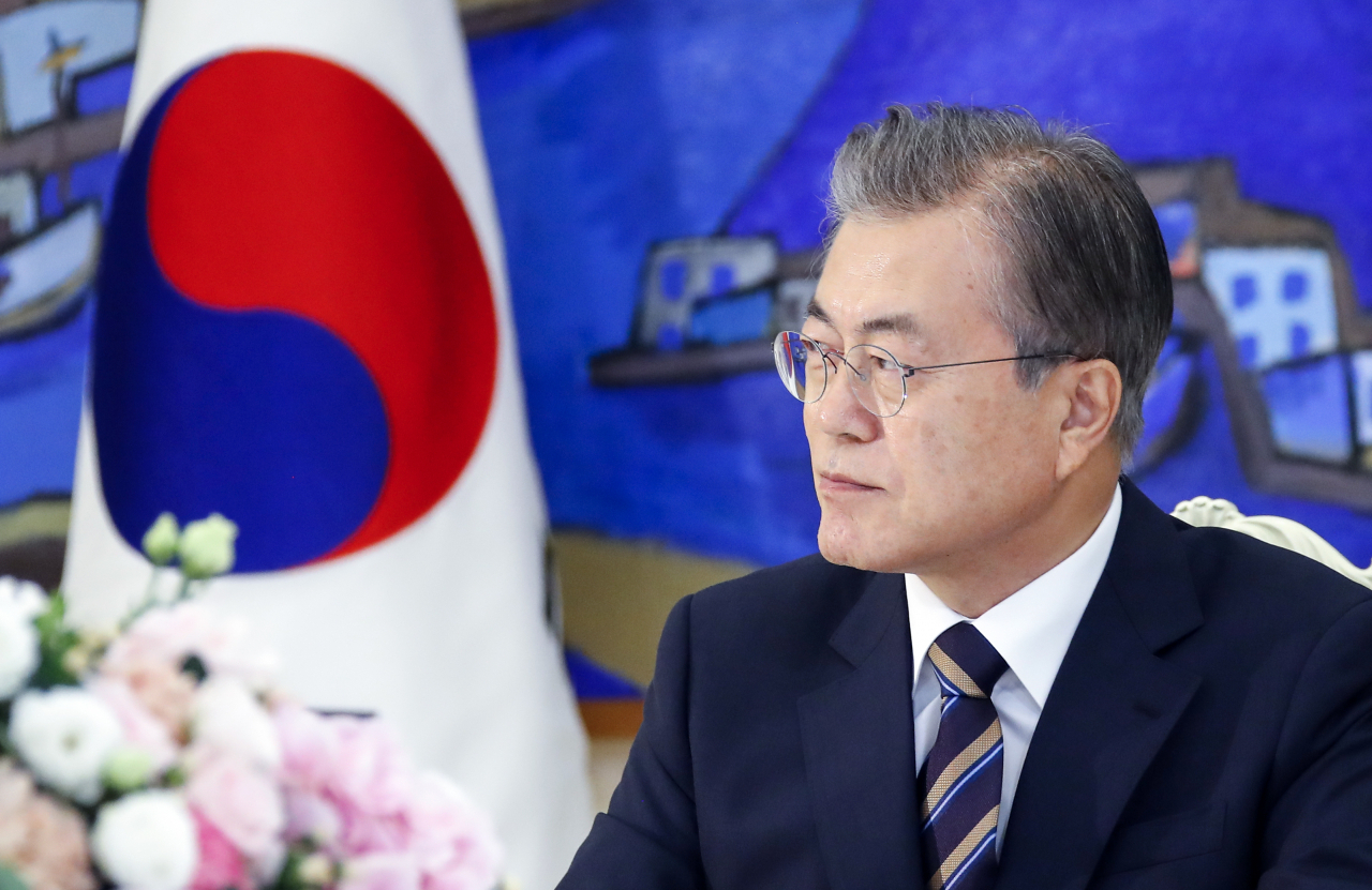 문재인 대통령이 18일 오후 청와대에서 열린 여야 5당 대표를 초청한 '정당대표 초청 대화'에서 대표들의 발언을 경청하고 있다. [연합]