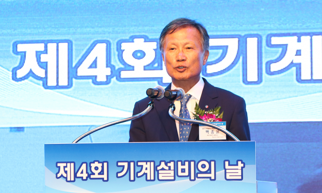 백종윤 대한기계설비단체총연합회 회장이 지난 18일 서울 여의도 중소기업중앙회관 그랜드홀에서 열린 ‘제4회 기계설비의 날’ 기념식에서 기념사를 하고 있다. [기계설비건설협회]