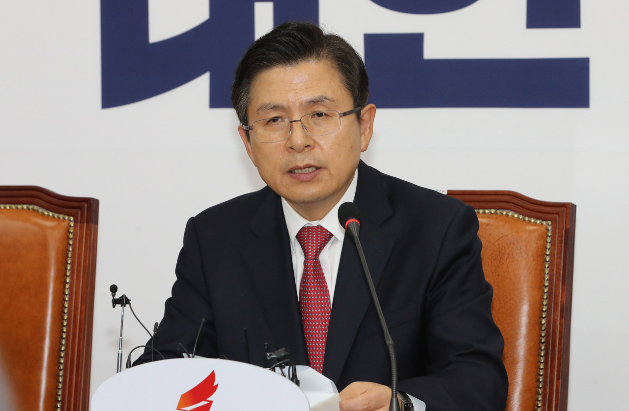 자유한국당 황교안 대표가 18일 오후 문재인 대통령과 5당 대표 회동을 마치고 국회로 돌아와 기자들에게 회동 결과를 설명하고 있다. [연합]