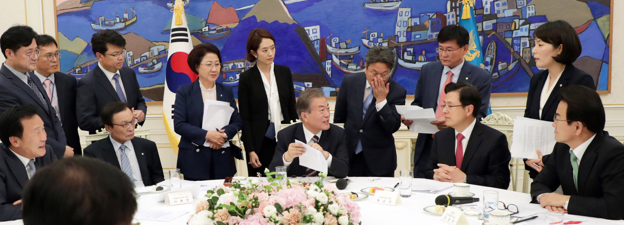 미국 국무부는 18일(현지시간) 문재인 대통령과 여야 5당 대표의 청와대 회동에서 한국 측의 재검토 가능성이 시사된 한일 군사정보보호협정(GSOMIA)과 관련해 전적으로 지지한다는 입장을 확인했다. 문 대통령과 여야 대표들이 발표할 합의문 내용을 검토하고 있다. [연합]