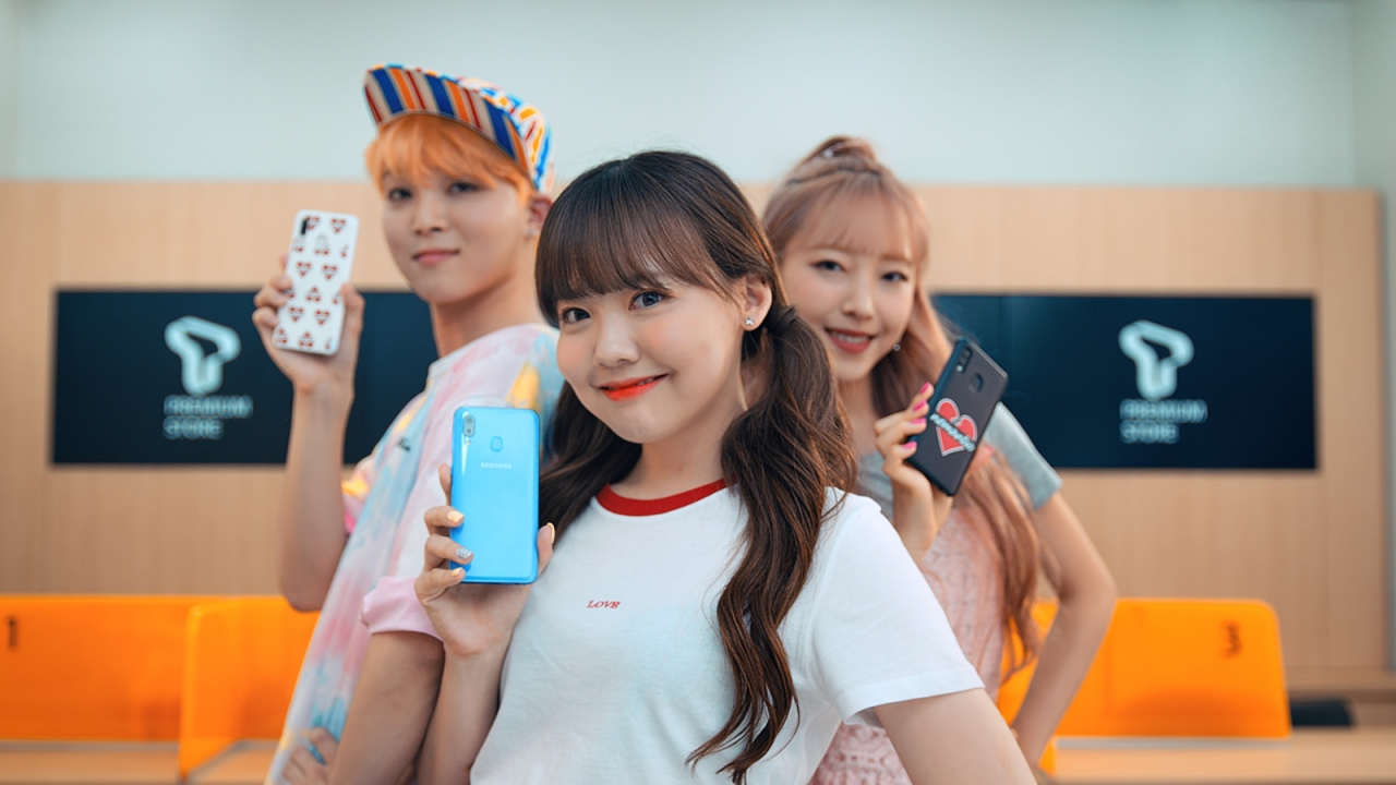 SNS 스타 죵키, 옐언니, 김스테파니헤리(왼쪽부터)가 ‘갤럭시A40’를 실제 사용하는 모습을 보여주는 디지털 영상광고의 한 장면. [제공 SK텔레콤]