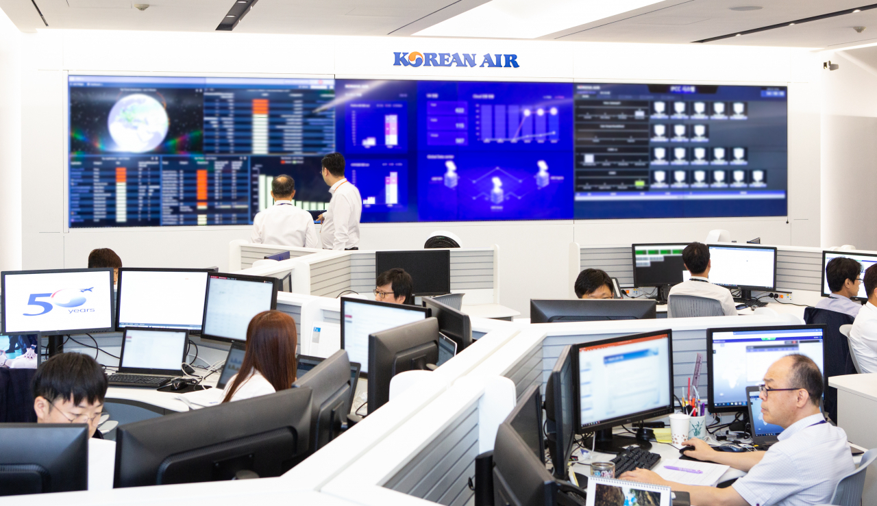 대한항공이 강서구 방화동 소재 전산센터 안에 클라우드 커맨드센터(Cloud Command Center)를 오픈했다. 대한항공의 네트워크, 데이터센터 및 보안 운용을 실시간으로 관제하는 기능을 한다. 사진은 클라우드 커맨드센터 전경. [대한항공 제공]