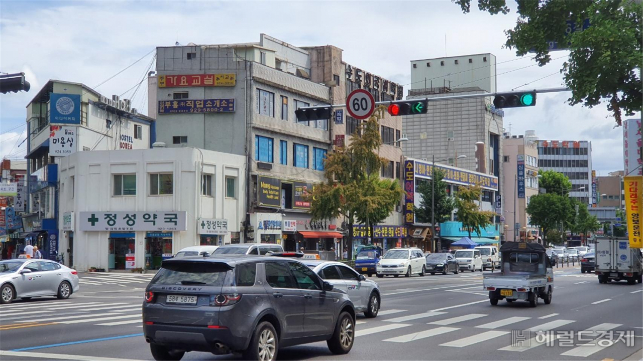 정성약국 앞 삼거리에 좌회전 신호 생겨 우회하는 불편이 해소됐다.
