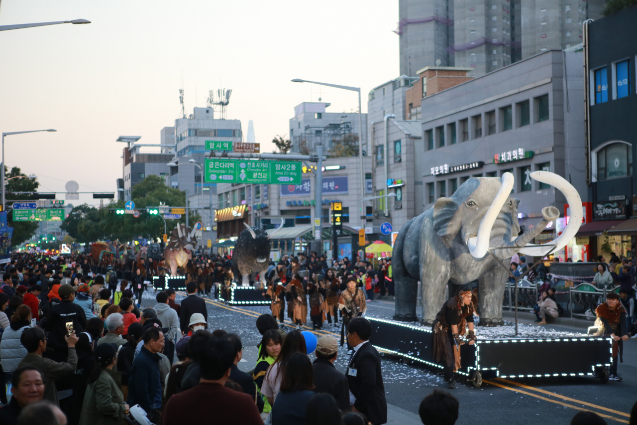 강동선사문화축제 거리퍼레이드 모습. [강동구 제공]
