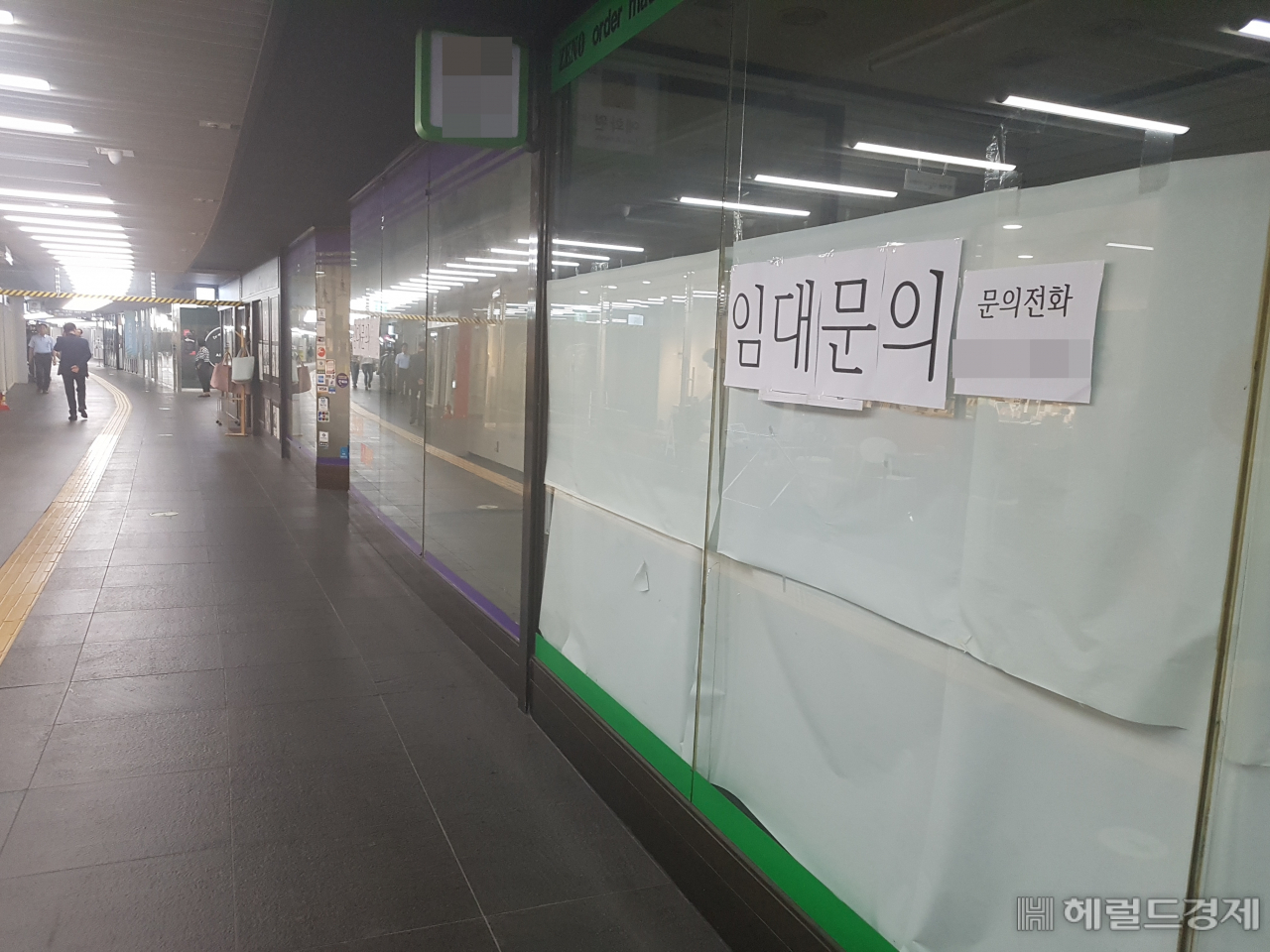 서울시내 지하상가 일부 매장들에 ‘임대문의’ 등의 안내문구가 붙어있었다. 최원혁기자/choigo@heraldcorp.com