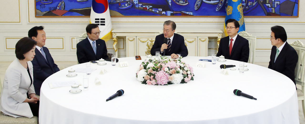 문재인 대통령이 18일 오후 청와대에서 여야 5당 대표들을 만나고 있다. 왼쪽부터 정의당 심상정 대표, 바른미래당 손학규 대표, 더불어민주당 이해찬 대표, 문 대통령, 자유한국당 황교안 대표, 민주평화당 정동영 대표. [연합]