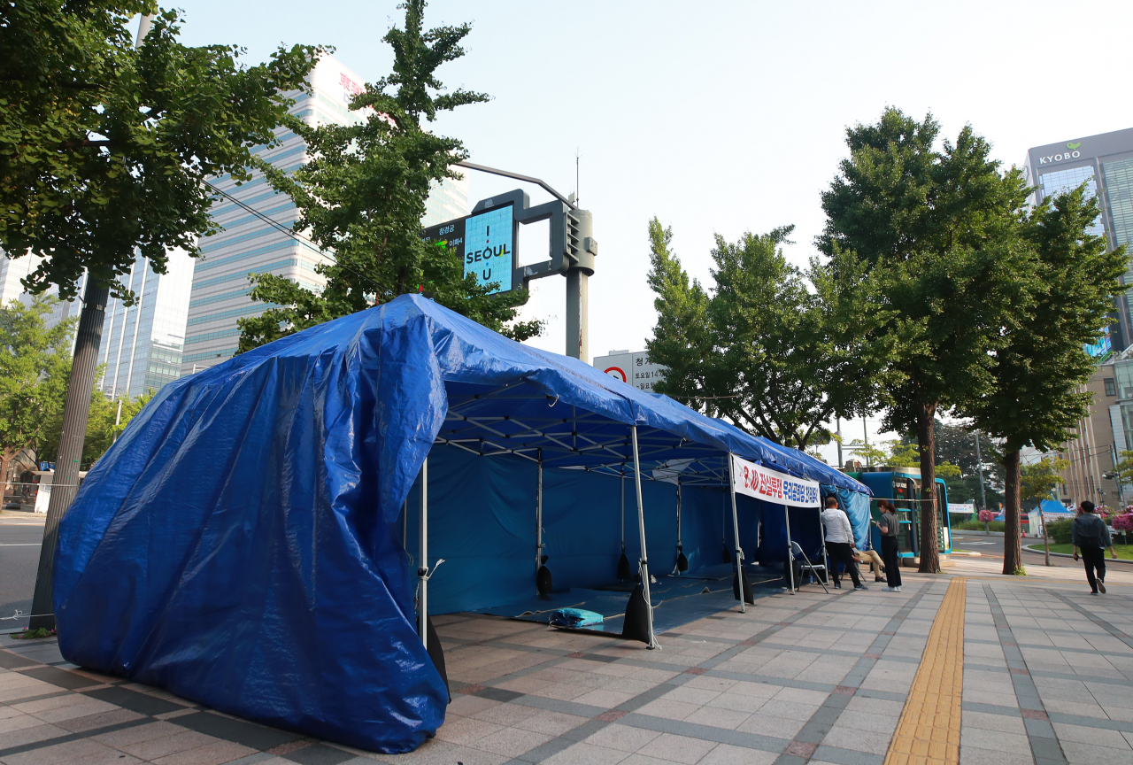 서울 세종대로 광화문광장 인근 서울파이낸스센터(SFC) 빌딩 앞에 우리공화당의 천막이 설치돼 있다.[연합]
