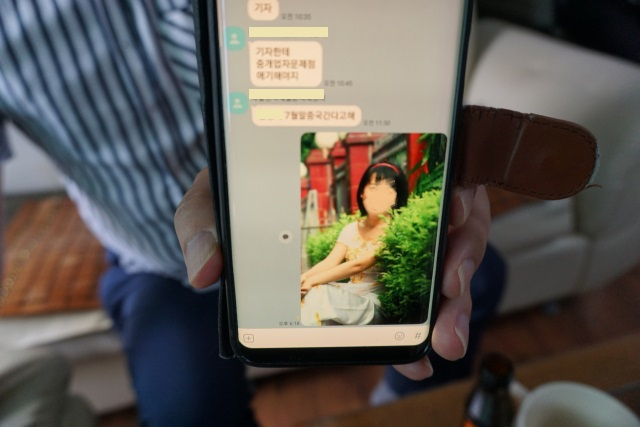 [지난 13일 국제결혼피해자 모임에 참석한 오모 씨가 중개업체가 소개한 외국인 신부 사진을 보여주고 있다. 오 씨는 “해당 업체에서 똑같은 신부 사진을 보고 계약한 회원만 13명이 넘는다”고 이야기했다. 김유진 기자/kacew@heraldcorp.com]